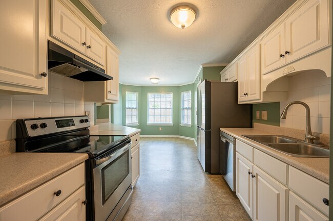 Building Photo - 945 Cannock St