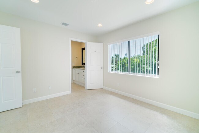 Building Photo - 6410 N Dixie Hwy