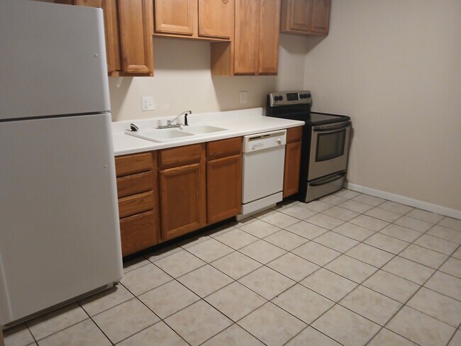 Building Photo - 510 S Poplar St