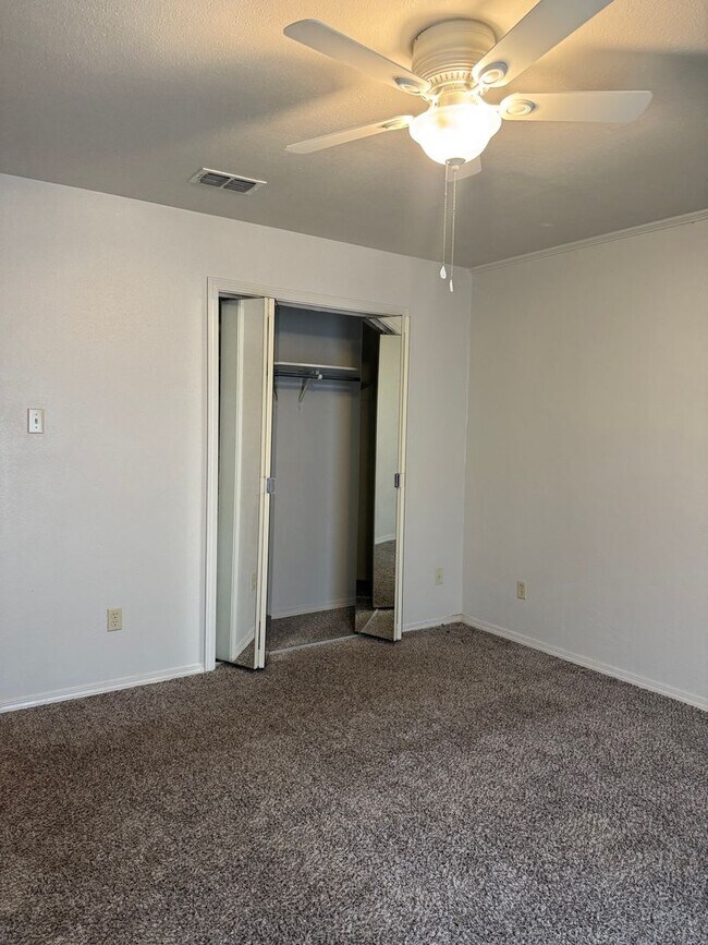 Building Photo - 2 Bedroom/ 2 Bathroom Townhome