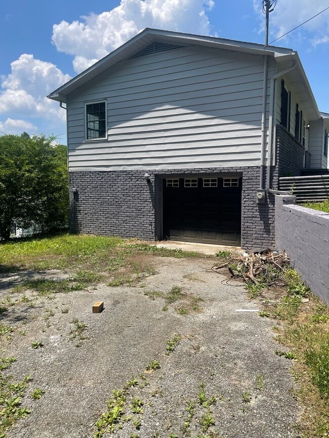 Building Photo - Great Location to Local Amenities