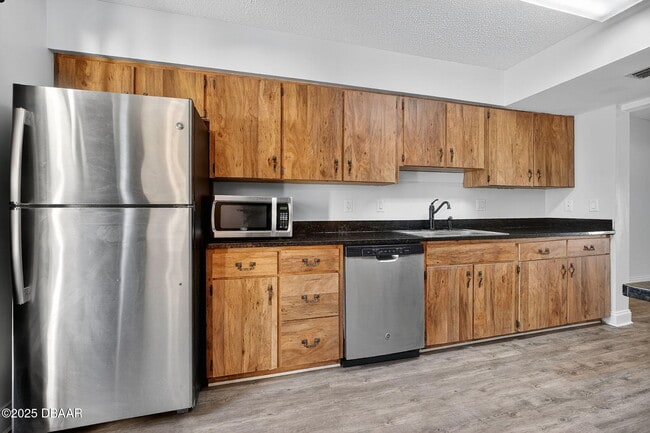 Building Photo - 12 Glen Arbor Park