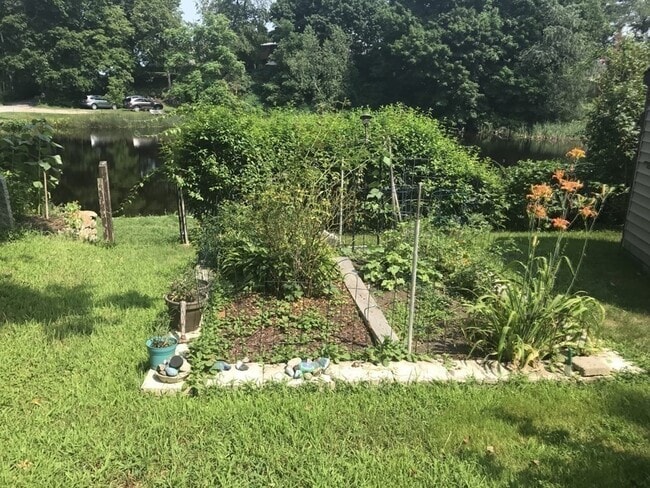 Building Photo - 25 1/2 King St