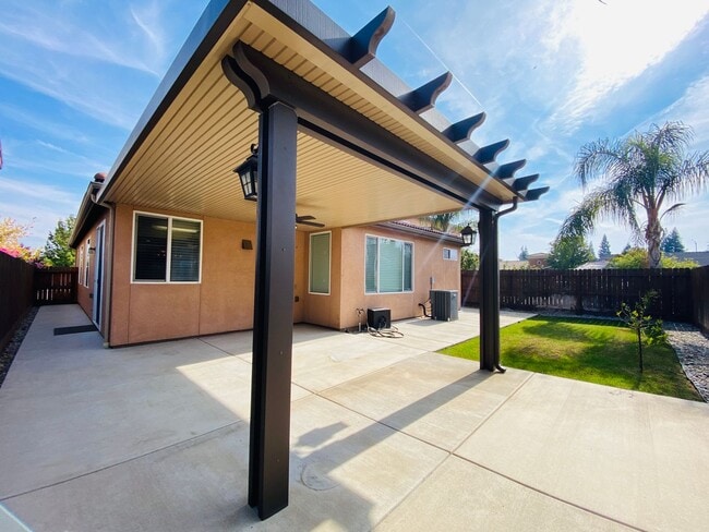 Building Photo - $2,250 International & Chestnut 3 Bed - N....