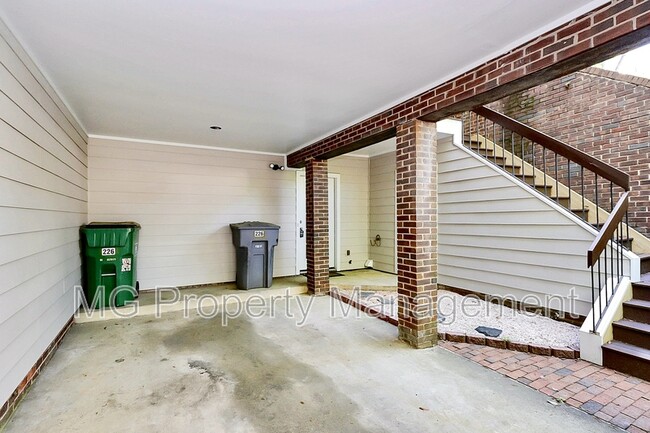 Building Photo - 226 S Clarkson St