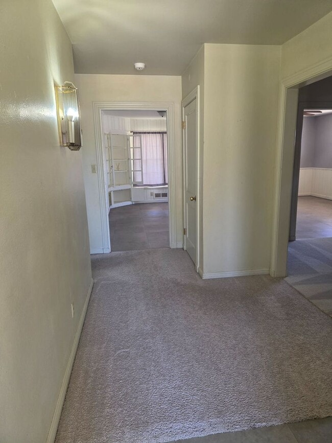 Building Photo - Large Three Bedroom Home