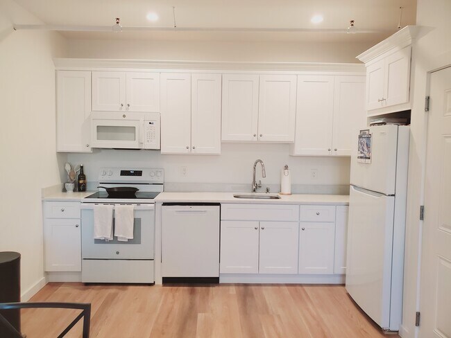 Building Photo - 39 Parker Ave