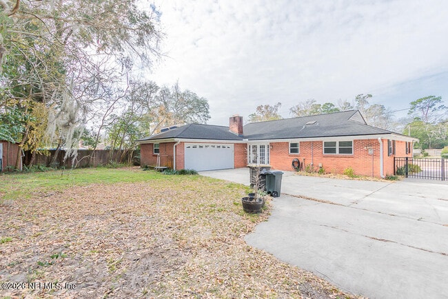 Building Photo - 1549 Montrose Ave E