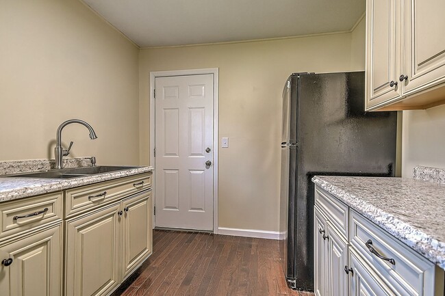 Building Photo - 214 Taylor Ave