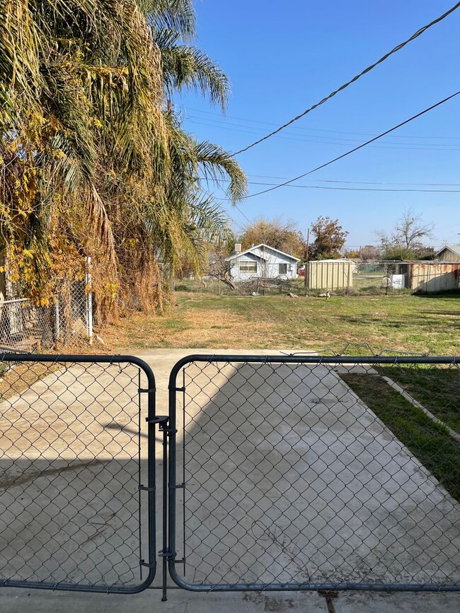 Building Photo - Adorable 2 bedroom home in Oildale!