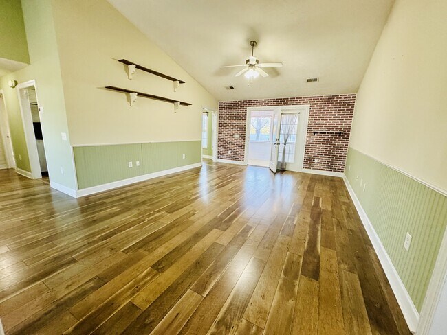 Building Photo - 932 Eaglet Cir