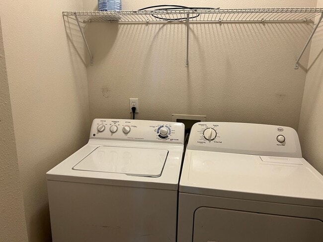 Building Photo - 1bd/1ba Sammamish Condo