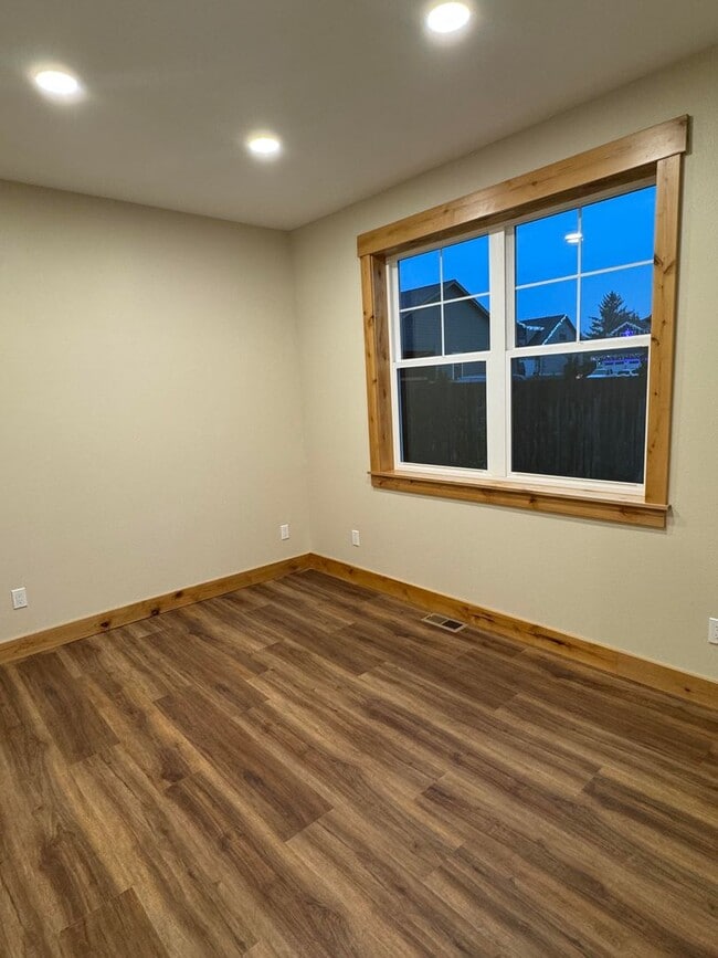 Building Photo - Brand New Private Bella Ridge 4 Bedroom 2.5 Bath Home Near Golf and Lewis & Clark Elementary School