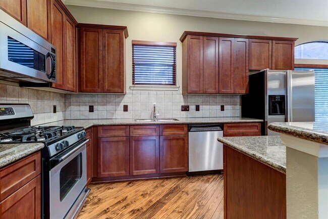 Building Photo - Impeccably Maintained Midtown Townhome wit...