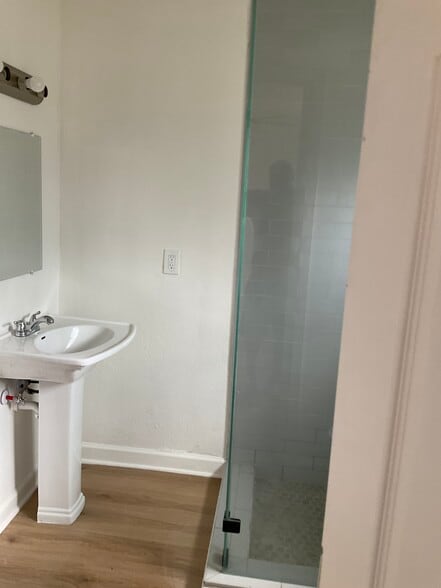 Building Photo - 326 E 1st St