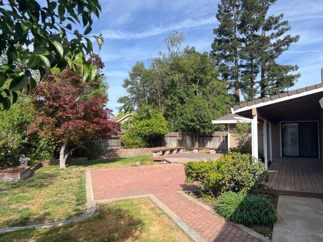 Building Photo - BEAUTIFULLY UPDATED 3 BEDROOM HOME!!