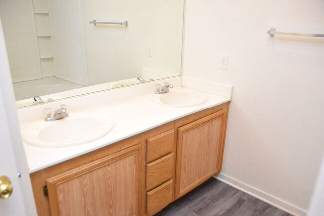 Building Photo - NE GATED COMMUNITY WITH POOL
