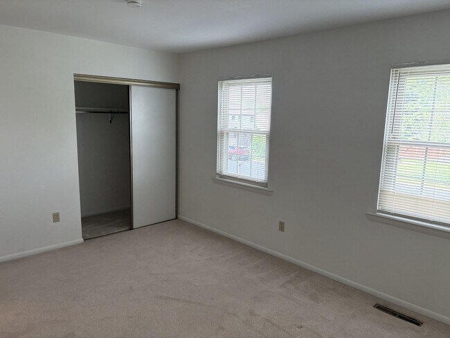 Building Photo - 167 Sunshine Dr