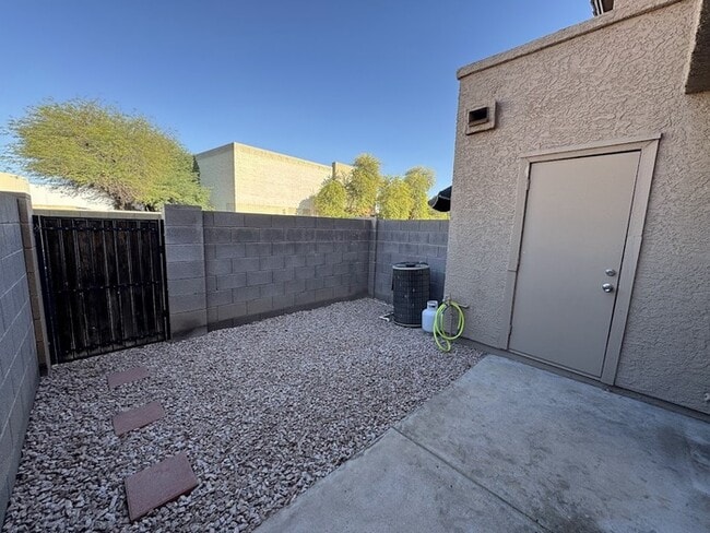 Building Photo - 2br Chandler condo in Daybreak