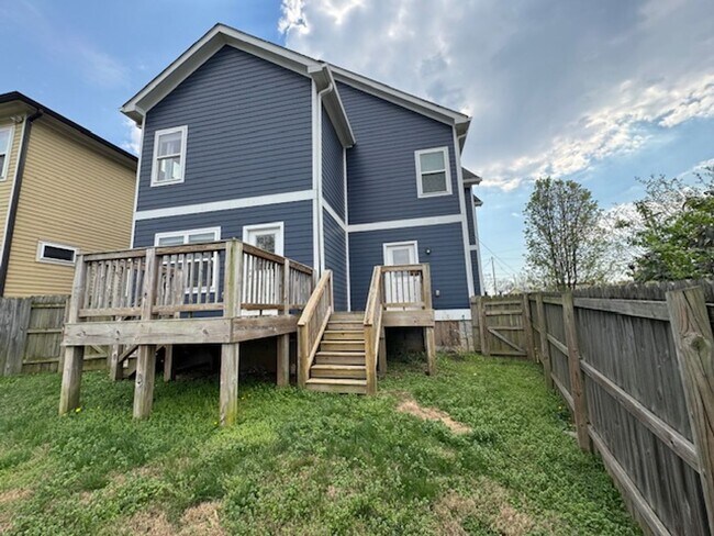 Building Photo - Coming Soon! Nice townhome in convenient East Nashville location!