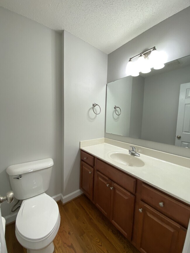 Building Photo - 730 Northview Dr