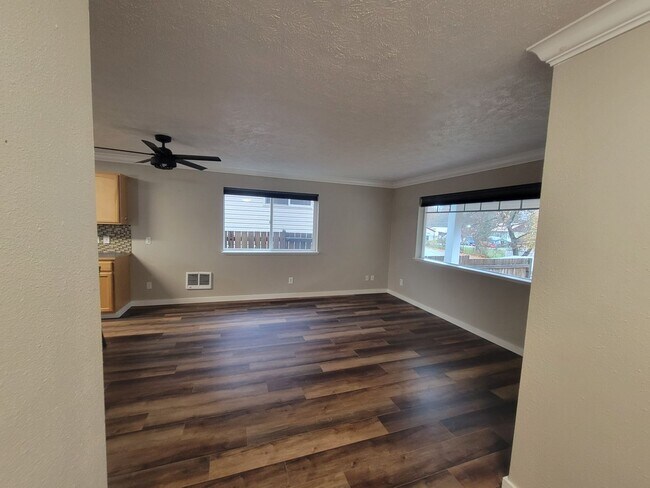 Building Photo - Exceptionally clean 3 bedroom, 1.5 bathroo...