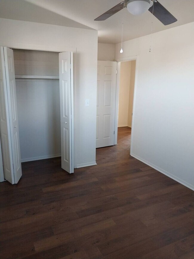 Building Photo - Central location | Lots of natural light