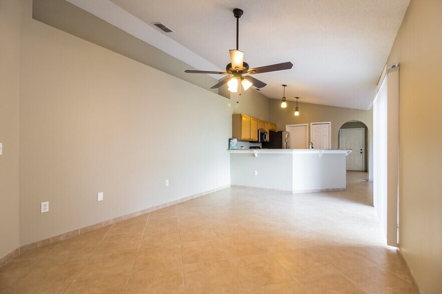 Building Photo - 272 Regal Downs Cir