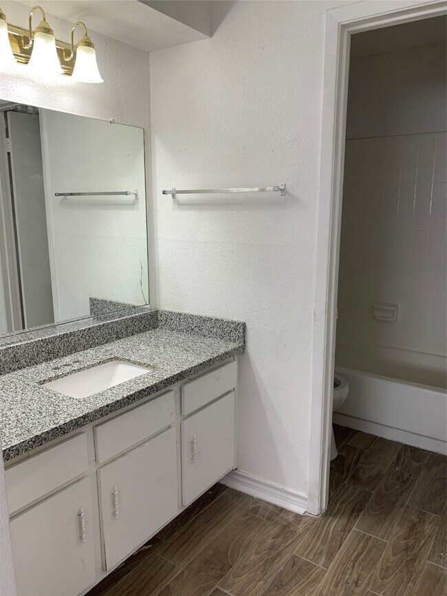 Building Photo - 5625 Antoine Dr