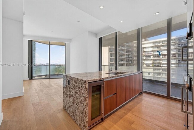 Building Photo - 175 SE 25th Rd