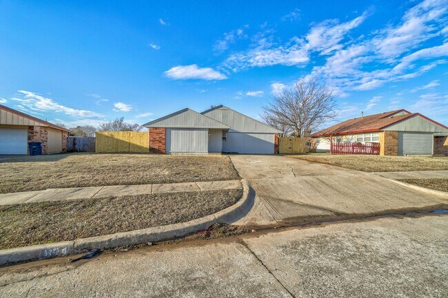 Building Photo - 3 bed 1 bath in Moore!