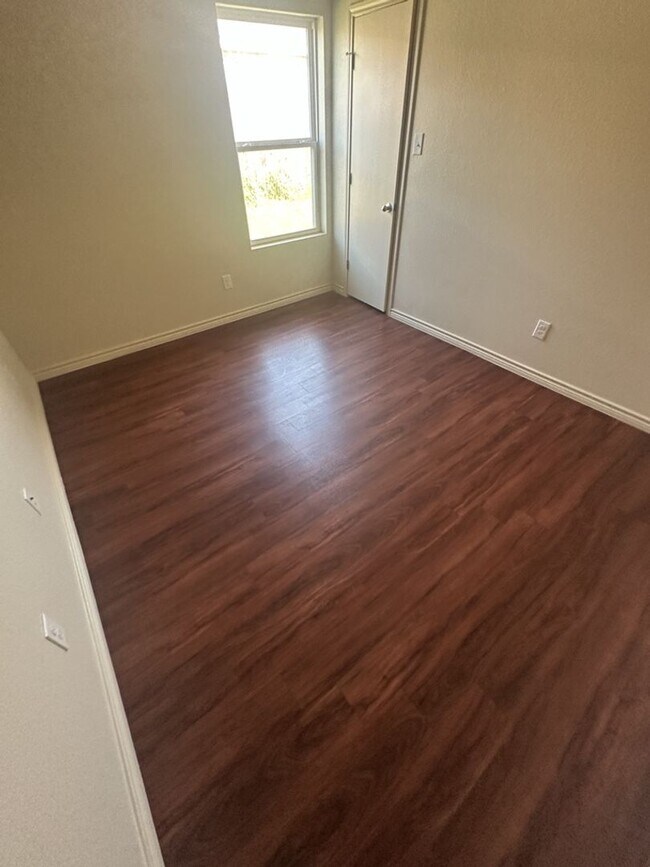 Building Photo - AVAILABLE NOW! (SECTION 8 ACCEPTED)