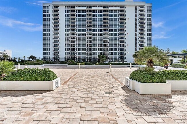 Building Photo - 525 N Ocean Blvd
