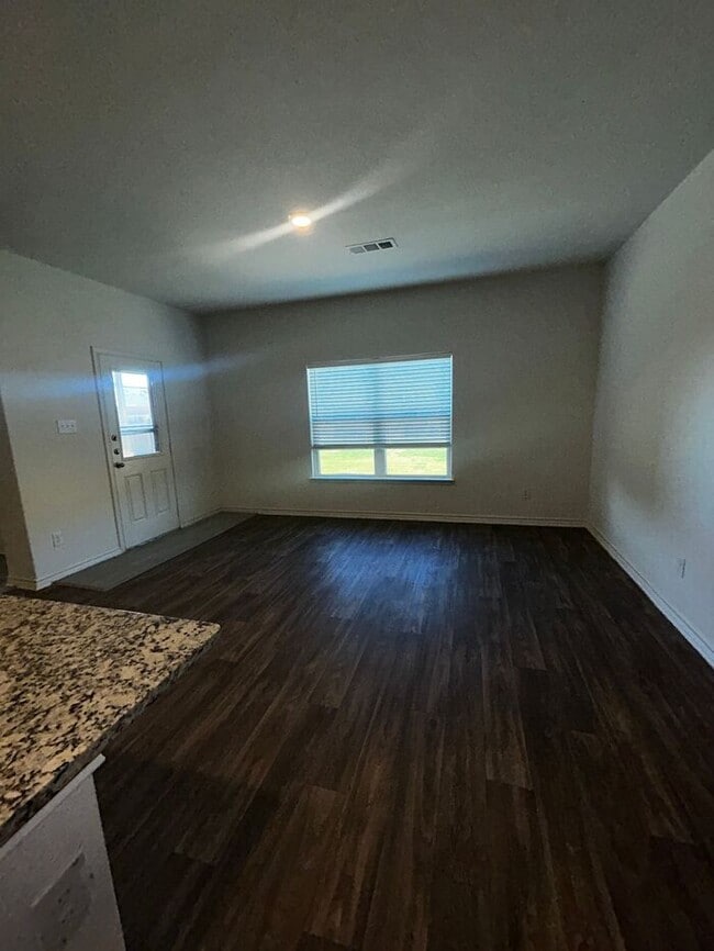 Building Photo - 4BR SFR w/ 2,198 Sq Ft near Downtown Elgin