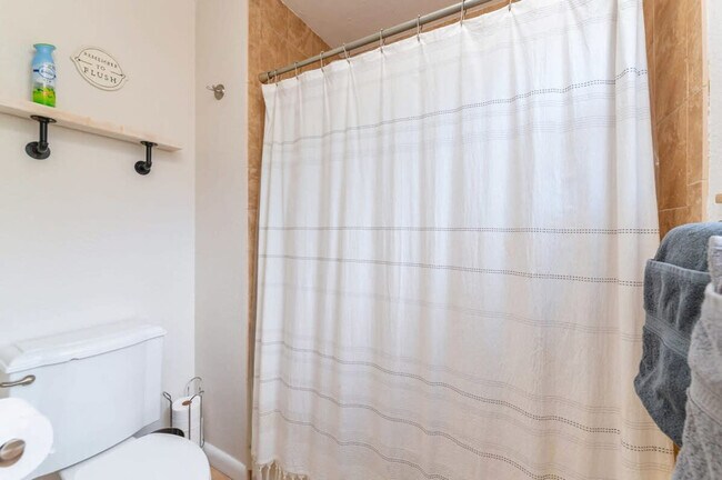 Building Photo - 1183 SE 1st Way