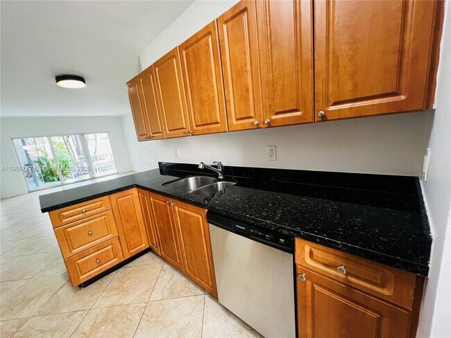 Building Photo - 946 Bay Dr