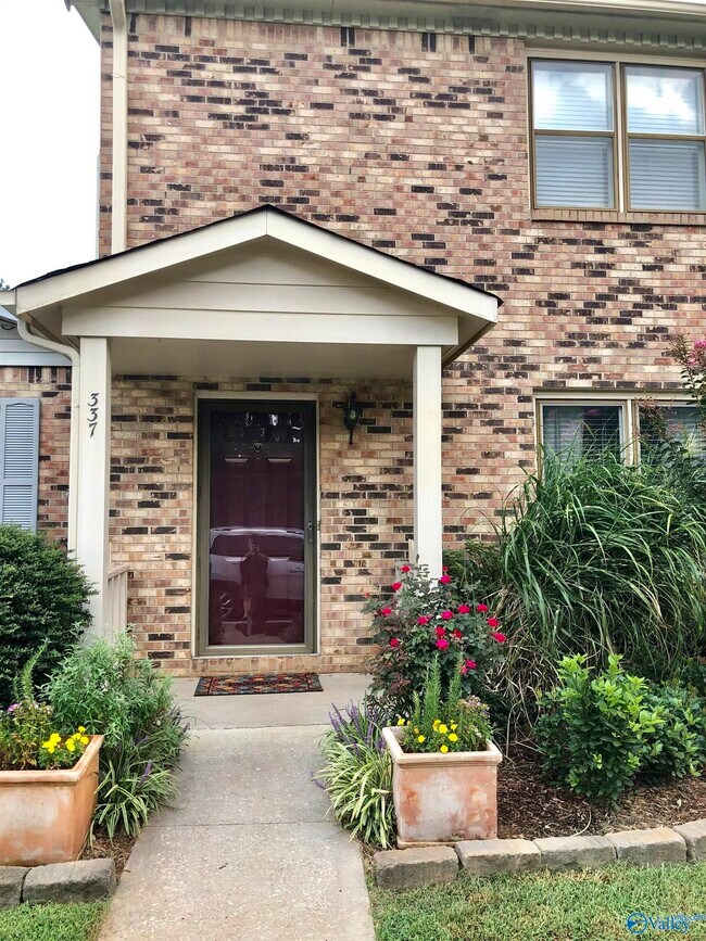 Building Photo - 337 Chateau Dr SW