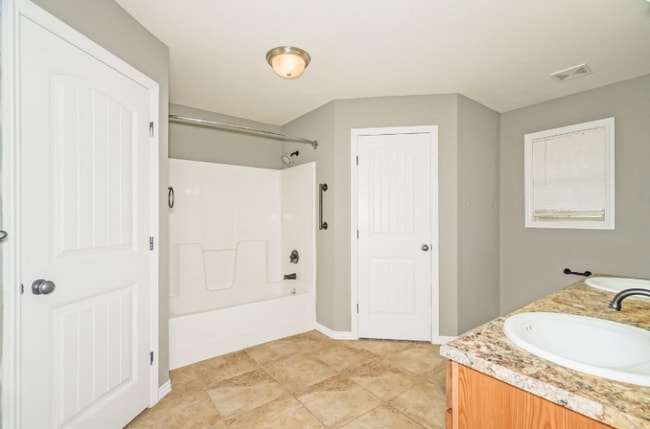 Building Photo - 4673 Oneida Dr