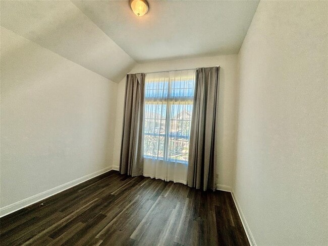 Building Photo - 808 Clear Spring Ln