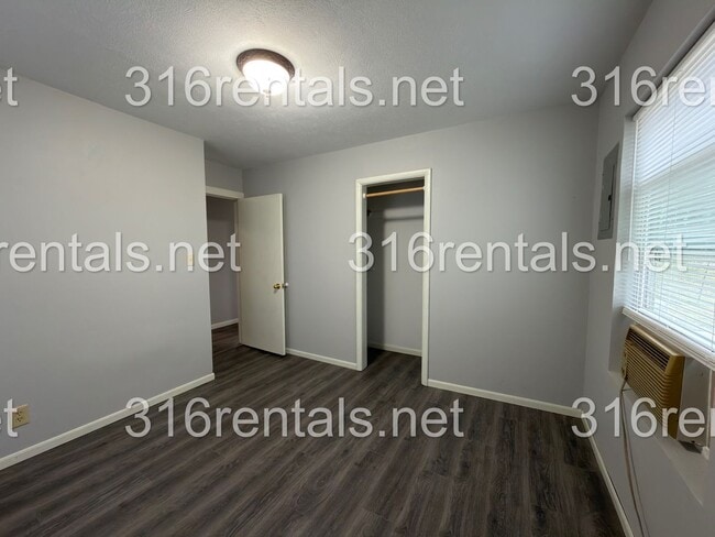 Building Photo - 231 E Larry St