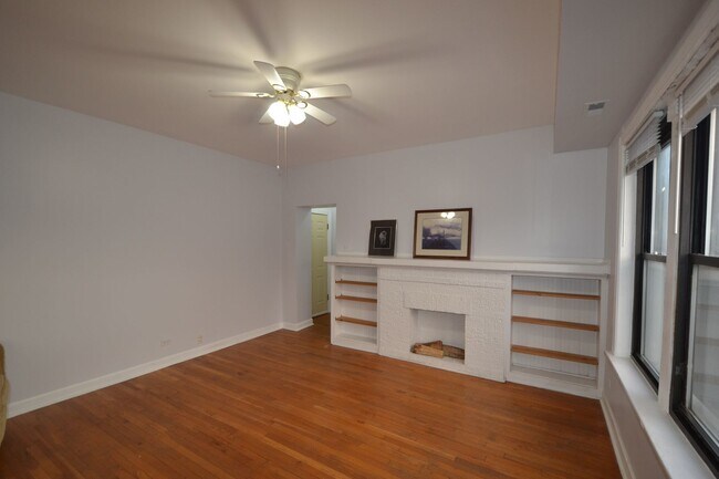 Building Photo - 4550 N Western Ave