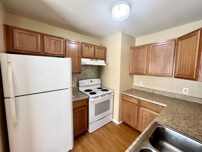 Building Photo - *MOVE IN SPECIAL* Great Location! 3 Bedroom Home Near Shopping & Dining!