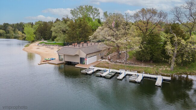 Building Photo - 884 N Shoreline Rd