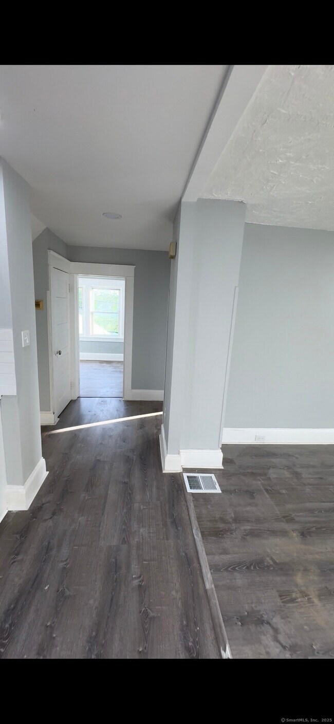 Building Photo - 95 New Canaan Ave