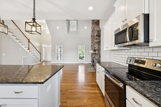 Building Photo - Welcome home to this beautifully maintaine...