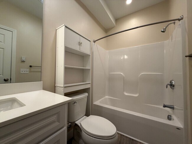 Building Photo - 129 Kenoza Ave