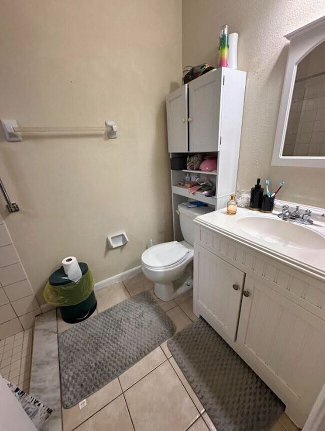 Building Photo - 2/2/1