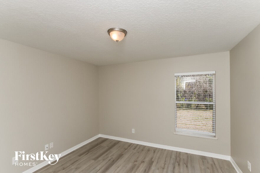 Building Photo - 606 Reading St SE