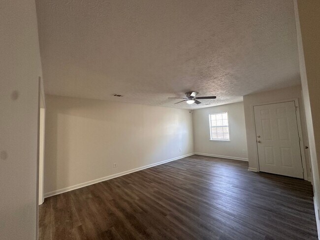 Building Photo - 121 Clyde Dr