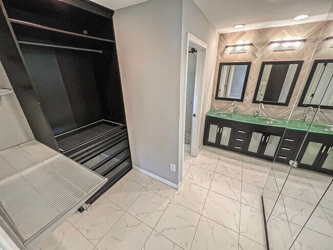 Building Photo - Magnificent 5 Bed 3 Bath Colonial Home Sitting On Massive Lot In Sought After Cabels Mills